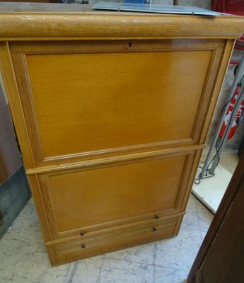 un bureau en bois sur lequel est posé un ordinateur portable