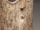 un gros plan d'un masque en bois représentant un visage