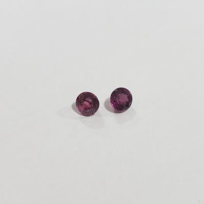 deux tourmalines roses sur un fond blanc