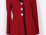 un manteau rouge avec des bordures et des boutons noirs sur un mannequin mannequin mannequin mannequin mannequin mannequin mann