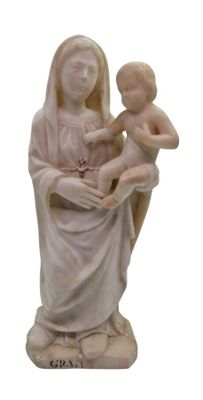 statue d'une femme tenant un bébé dans ses bras