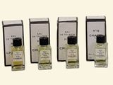 Plusieurs flacons de parfum sont alignés les uns à côté des autres