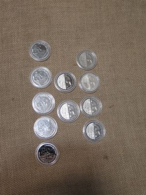 un lot de pièces de monnaie posées sur une table