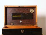 une radio à l'ancienne posée sur une caisse en bois