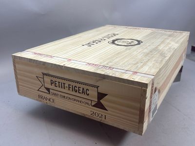 une boîte en bois ouverte posée sur une table