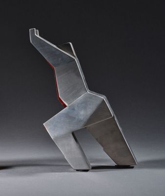 une sculpture représentant un cheval assis sur une table