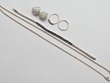 un ensemble de bijoux comprenant un collier, un bracelet et une bague