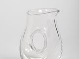 un vase en verre transparent orné d'un motif circulaire