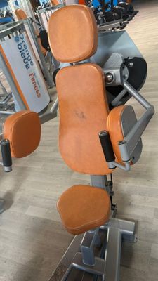 a machine that is sitting on a stand in a gym