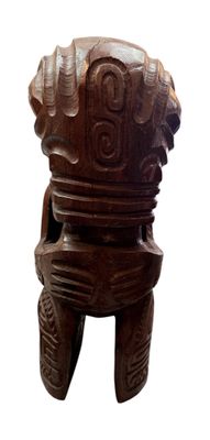 tabouret en bois orné de sculptures sur le dessus
