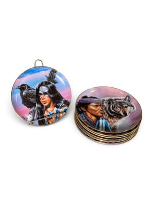 deux assiettes sur lesquelles figurent une femme et un loup