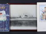 deux livres sont posés l'un à côté de l'autre sur une table