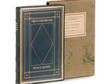 un livre ouvert sur une surface blanche