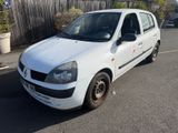 la photo d'une petite voiture blanche garée dans un parking