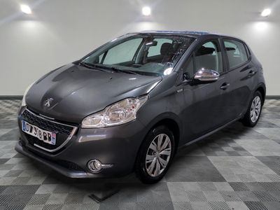 la photo d'une voiture grise garée dans un garage