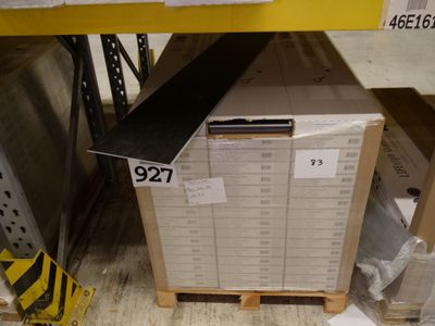 un carton posé sur une palette dans un magasin