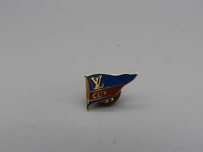 Louis Vuitton, 1 pins Louis Vuitton Cup, figurant un drapeau