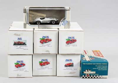 une boîte contenant une petite voiture, à côté d'une pile de boîtes
