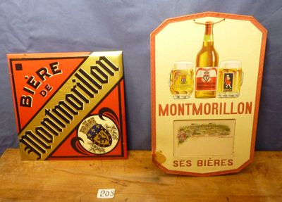 deux enseignes de bière posées l'une à côté de l'autre sur une table en bois