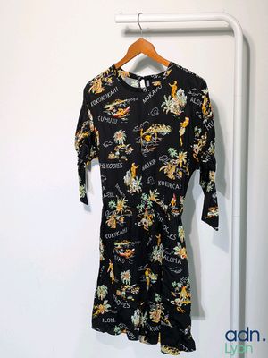 une robe suspendue à un cintre dans une pièce