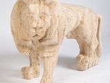 statue en marbre représentant un lion sur fond blanc