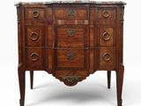 une commode ancienne avec dessus en marbre