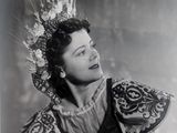une vieille photo en noir et blanc représentant une femme vêtue d'une robe et portant une couronne