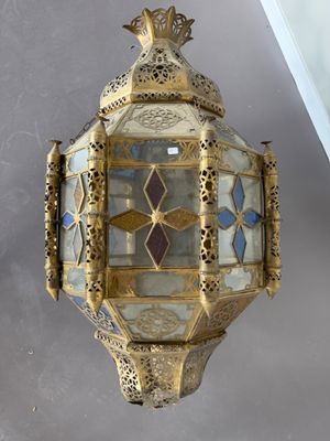 Importante lanterne de mosquée en laiton et verres teintés.