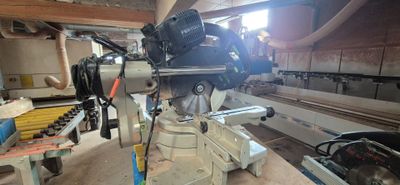 une machine posée sur une table dans une pièce