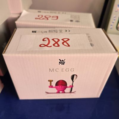 trois boîtes de Macegg posées sur une table bleue
