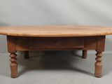 une vieille table en bois avec des pieds tournés et un plateau en bois