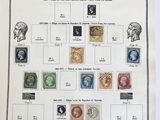 un livre ouvert sur lequel figure l'image d'un ensemble de timbres