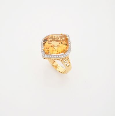 un gros plan d'une bague sertie d'une citrine et de diamants