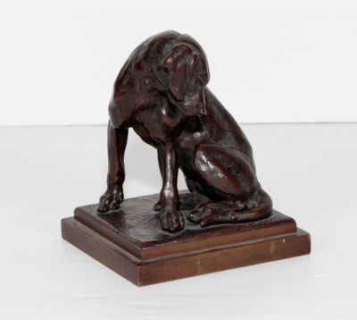 statue d'un chien assis sur un socle en bois, sur fond blanc