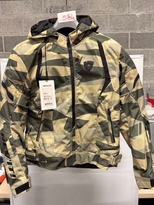 veste exposée dans un magasin, avec une étiquette attachée