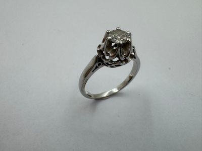 Bague en or gris 18 carats (750 millièmes) ornée d'un diaman…