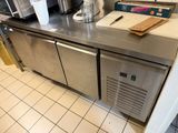 un plan de travail en inox sur lequel est posée une cafetière