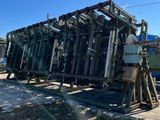 une grosse machine garée sur le bord de la route