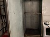 une armoire métallique dont la porte est ouverte dans une cuisine