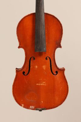 gros plan d'un violon avec un archet sur fond blanc