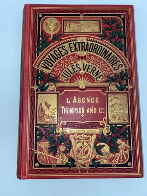 la couverture d'un livre rouge et doré sur fond bleu
