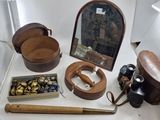 un grand nombre d'objets posés sur une table