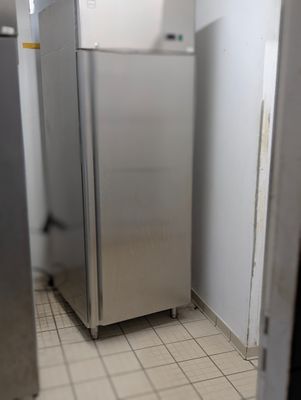 un réfrigérateur argenté dans un coin de la cuisine