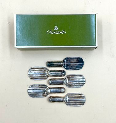 quatre fourchettes et cuillères posées à côté d'une boîte verte