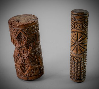 paire de vases en bois sculpté sur fond gris