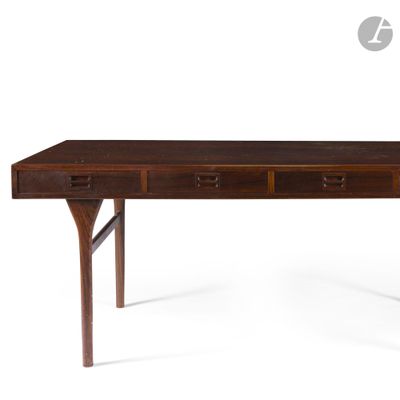 un bureau en bois avec deux tiroirs et deux tiroirs de chaque côté