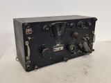 un gros plan d'une radio à l'ancienne posée sur une table