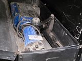 une boîte noire contenant une machine bleue