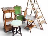plusieurs meubles, dont une échelle, une chaise, un tabouret et un tabouret
