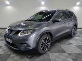 Le SUV Nissan est garé dans une grande pièce au sol carrelé.